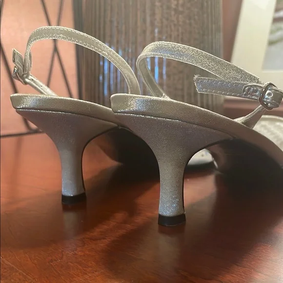 Karen Scott Silver Kitten Heel Slingbacks - Picture 5 of 7